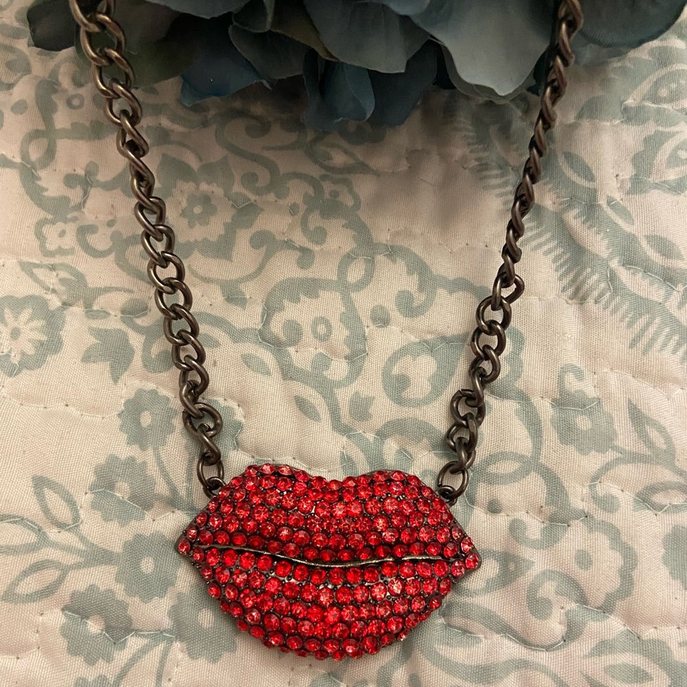 Red Glam Lip Chain - Picture 4 of 4